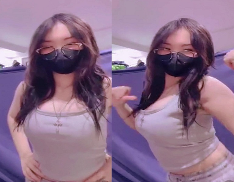 Full Clip Hot 18+ Siêu Phẩm Em Tiktoker Mun 2k11 Show Vú Móc Lồn Siêu Múp